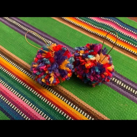 💚💚💚LG Pom Pom earrings - Picture 1 of 3